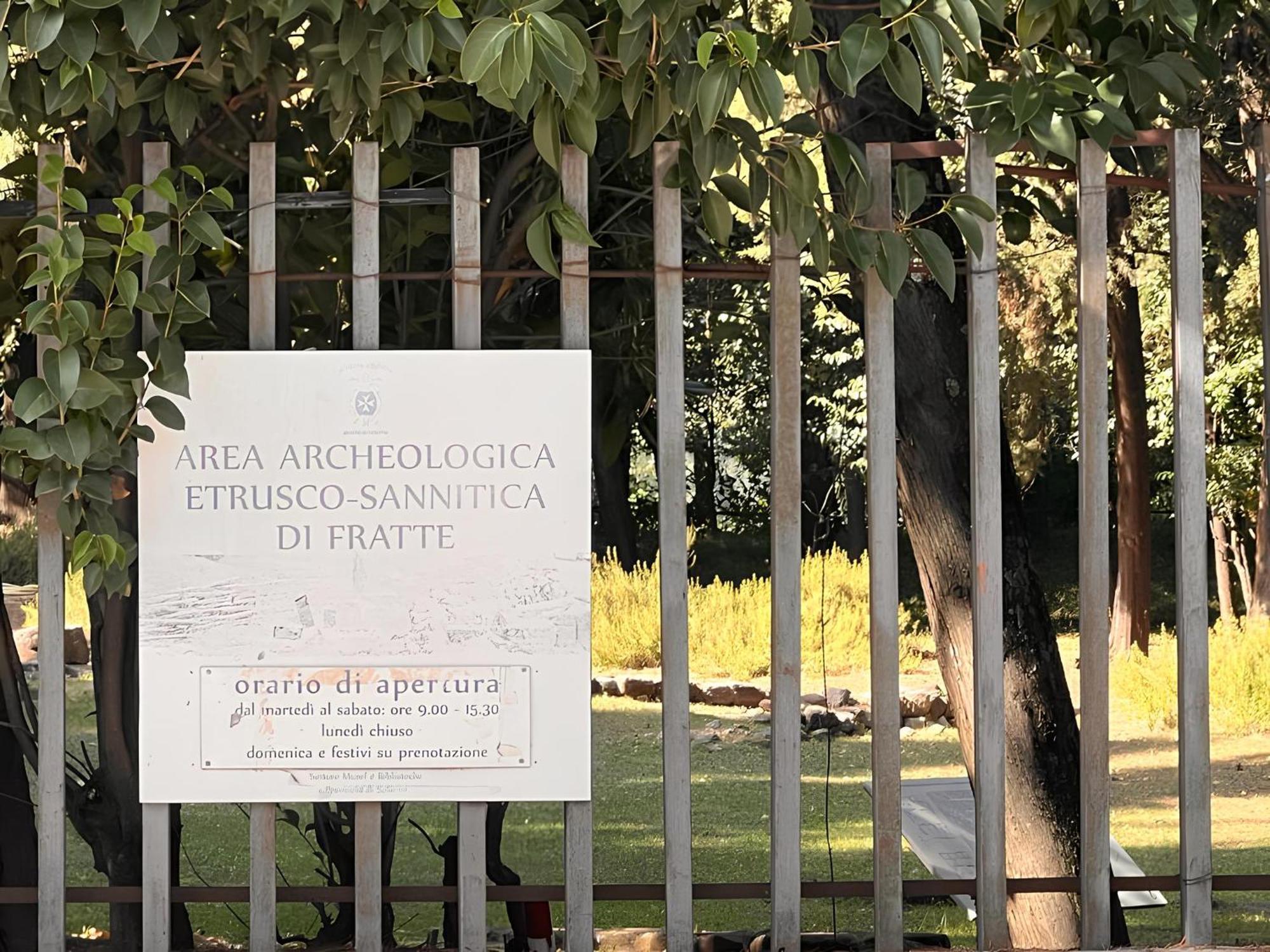 L'Angolo Degli Etruschi Salerno Exterior photo